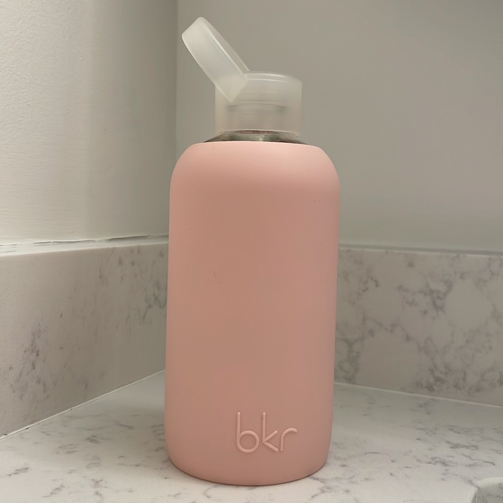 BKR Glass Water Bottle | Light Pink “Pout” silicone sleeve 🌸🎀🩰